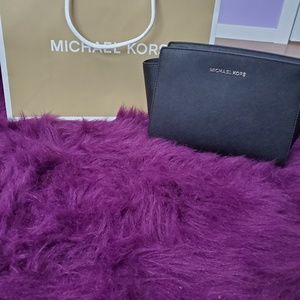 NWOT black micheal kors selma medium messanger